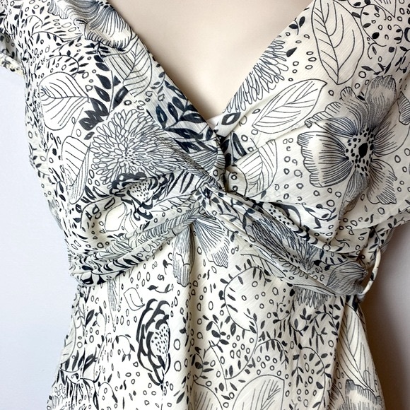 Studio Y Women's twist Top Blouse Floral Cap Sleeve Tie Waist Size L - Picture 6 of 9